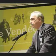 Le double de Laya, témoin de la vie des autres
